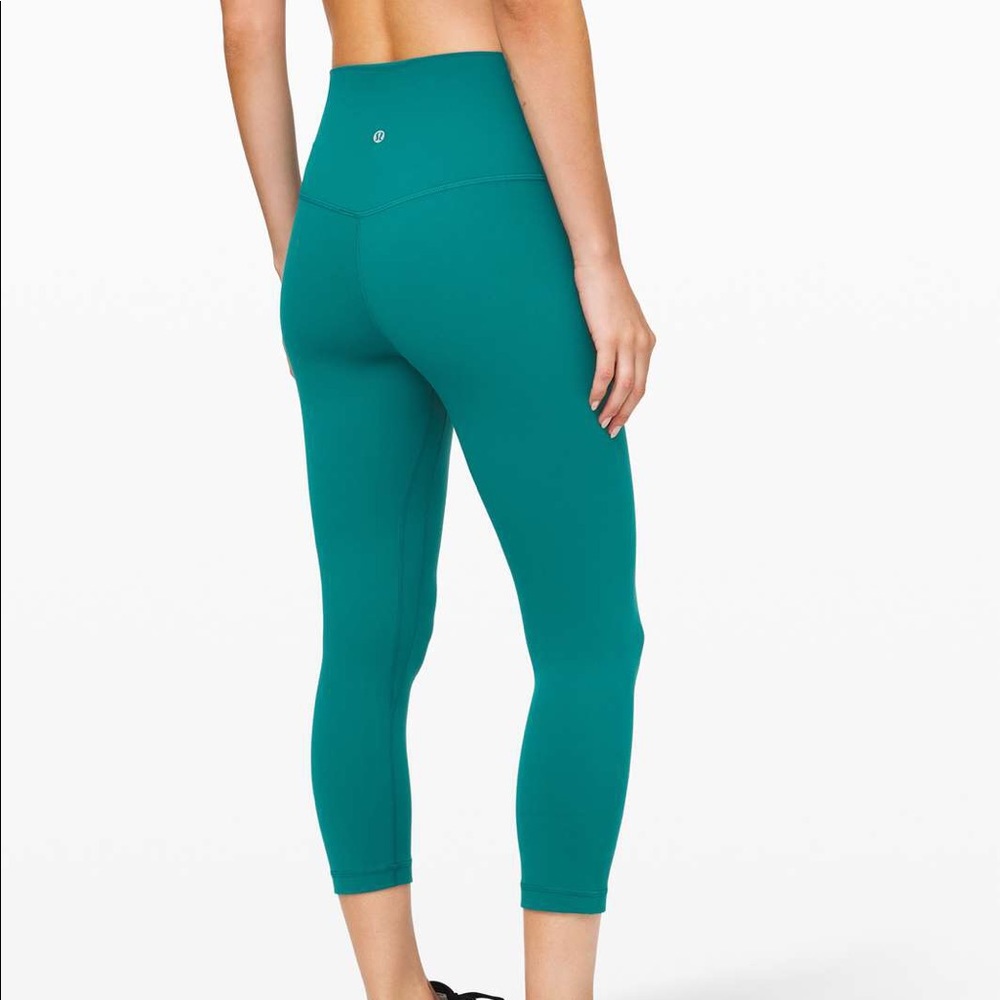 NWT LULULEMON ALIGN CROP!